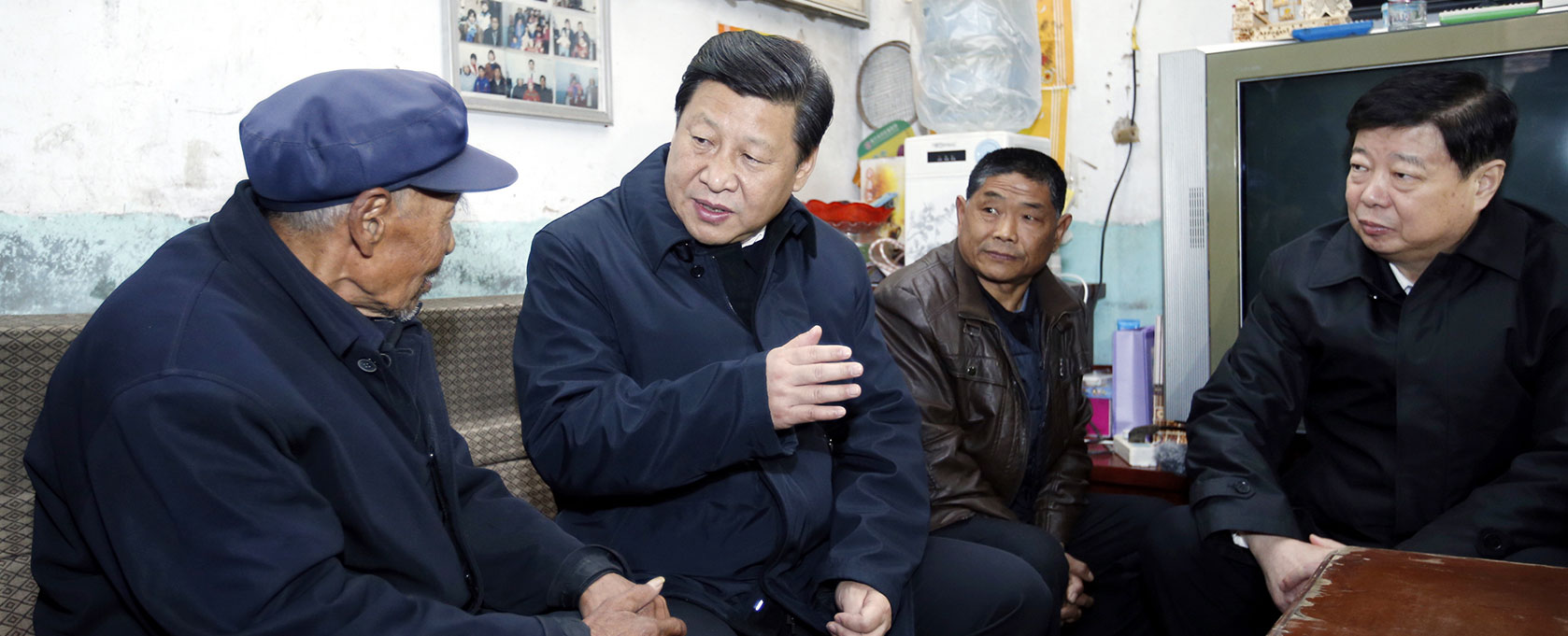 2013年11月25日，中共中央总书记、国家主席、中央军委主席习近平来到金正大员工王经仓（右二）家里，看望其父、“老支前”王克昌（左一）并亲切交谈。